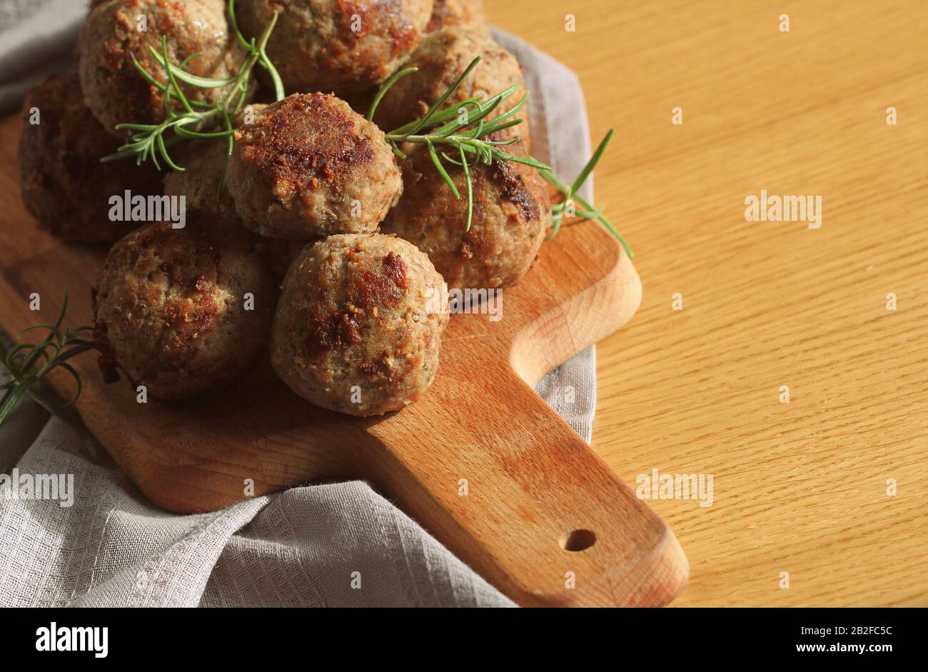 Gegrillte Fleischbällchen, köstliche Fleischstücke auf Holzschneidebrett. Stockfoto