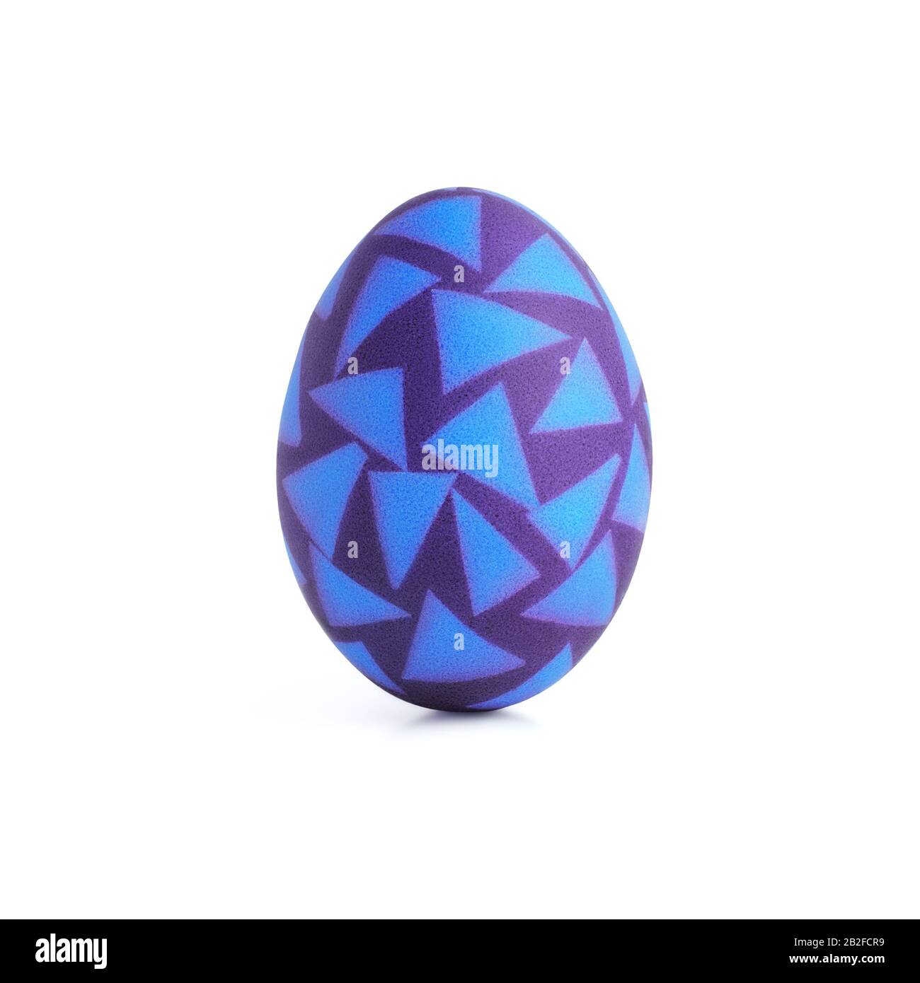 Einzelnes violettes vertikales osterei mit abstraktem, geometrischem Muster blauer Dreiecke, isoliert auf weißem Grund Stockfoto