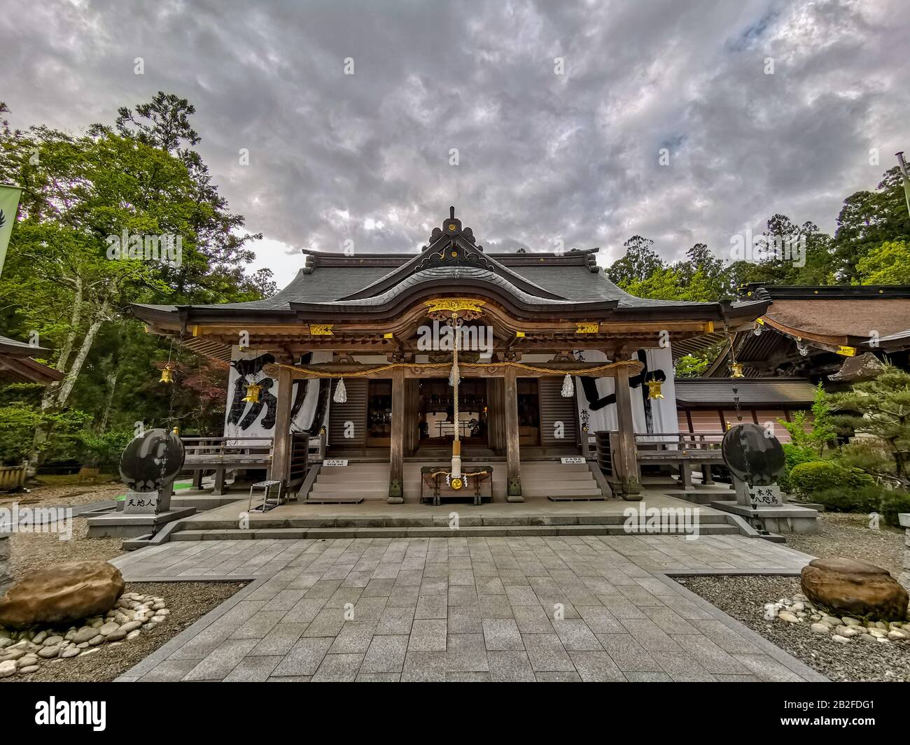 Der Kumano Hongu Taisha, einer der drei großen Schreine von Kumano, in der traditionellen shinto-architektur in Tanabe, Wakayama, Japan Stockfoto