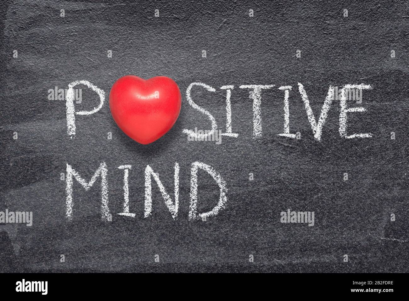 Positive Mind-Phrase auf dem Schwarzen Brett mit rotem Herzsymbol Stockfoto
