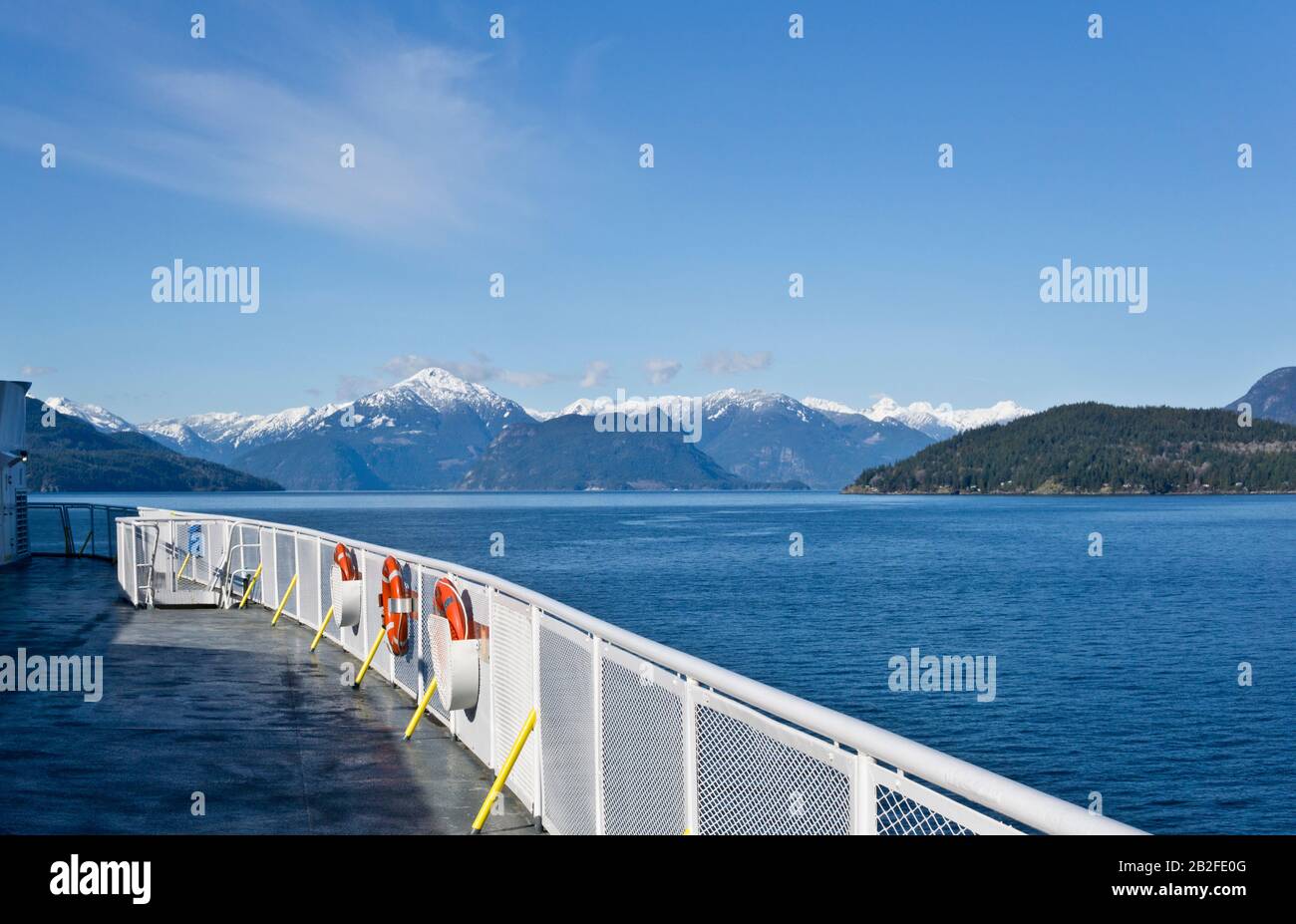 Malerische schneebedeckte Küstenberge von einem BC-Fährdeck aus, das im Winter zur Sunshine Coast, British Columbia, unterwegs ist. BC Ferries. Stockfoto