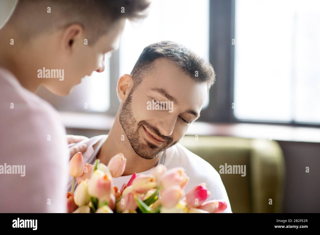 Zwei junge Männer und ein Blumenstrauß. Stockfoto