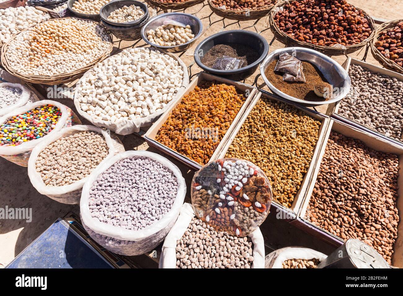 Open Air Markt für Gewürze und Trockenfutter, am Gebirgspass der Straße M39, Region Qashqadaryo, Usbekistan, Zentralasien, Asien Stockfoto