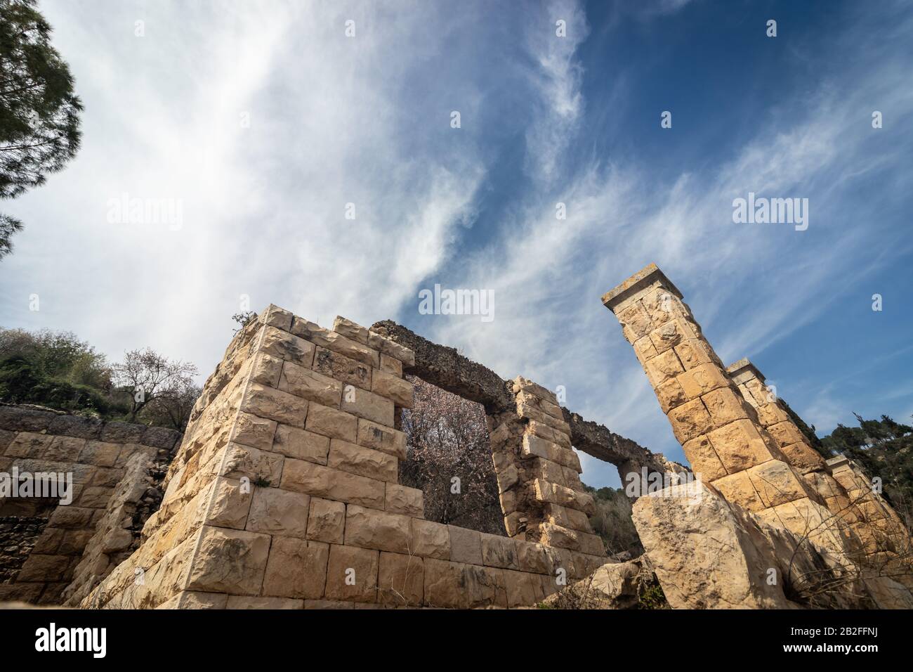 Die Ruinen und Strukturen des Naturreservats Sattaf im Jerusalemer Wald. Sataf war ein palästinensisches Dorf im Unterbezirk Jerusalem Stockfoto