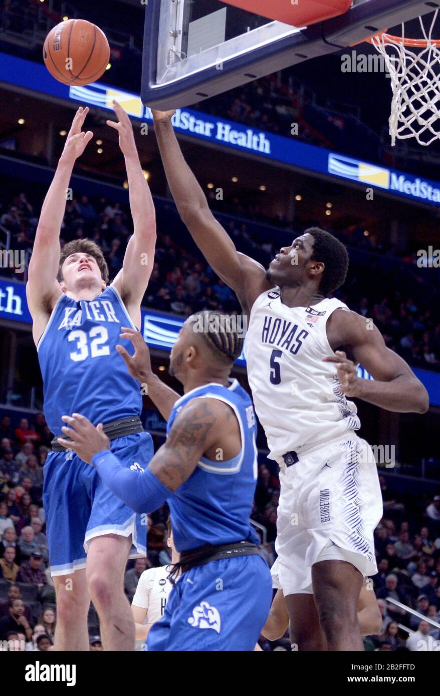 Washington, DC, USA. März 2020. 20200301 - Xavier Forward ZACH FREEMANTLE (32), das Georgetown Center TIMOTHY IGHOEFE (5) und Xavier Forward TYRIQUE JONES (4) kämpfen in der ersten Hälfte der Capital One Arena in Washington um einen Rückkampf. Credit: Chuck Myers/ZUMA Wire/Alamy Live News Stockfoto