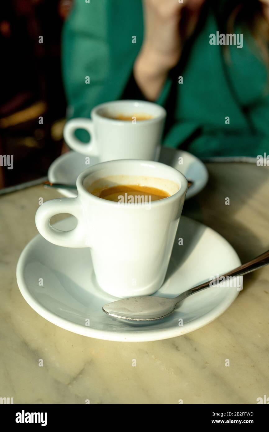 Tasse Kaffee in einem schönen Hipster-Café. Weich fokussiertes Bild. Tasse Espresso auf dem alten Tisch der Cafeteria. Stockfoto