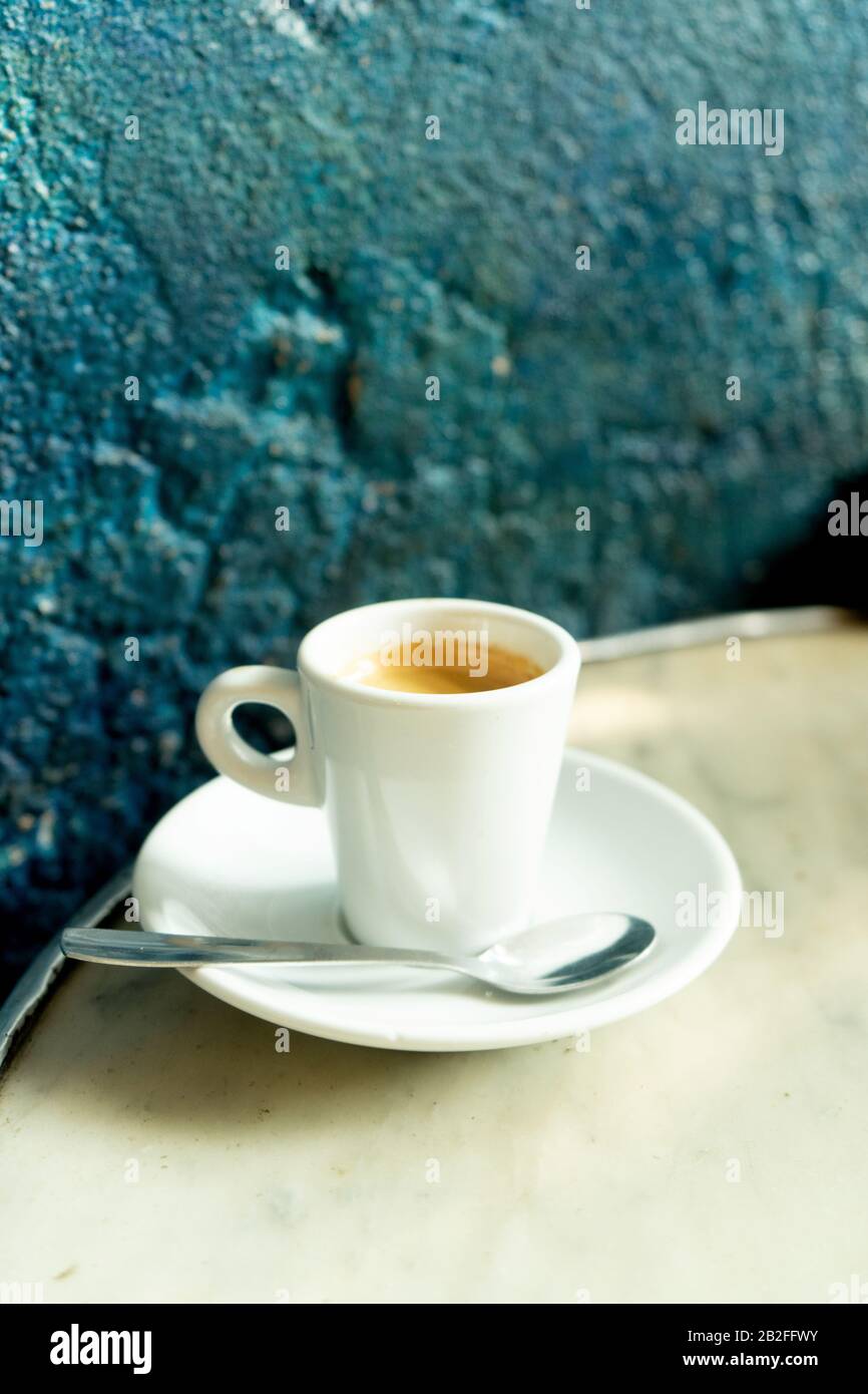 Tasse Kaffee in einem schönen Hipster-Café. Weich fokussiertes Bild. Tasse Espresso auf dem alten Tisch der Cafeteria. Stockfoto