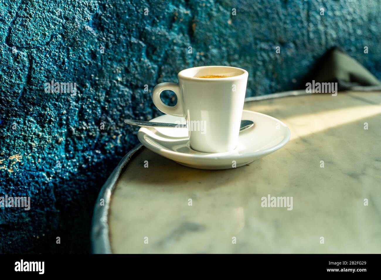 Tasse Kaffee in einem schönen Hipster-Café. Weich fokussiertes Bild. Tasse Espresso auf dem alten Tisch der Cafeteria. Stockfoto