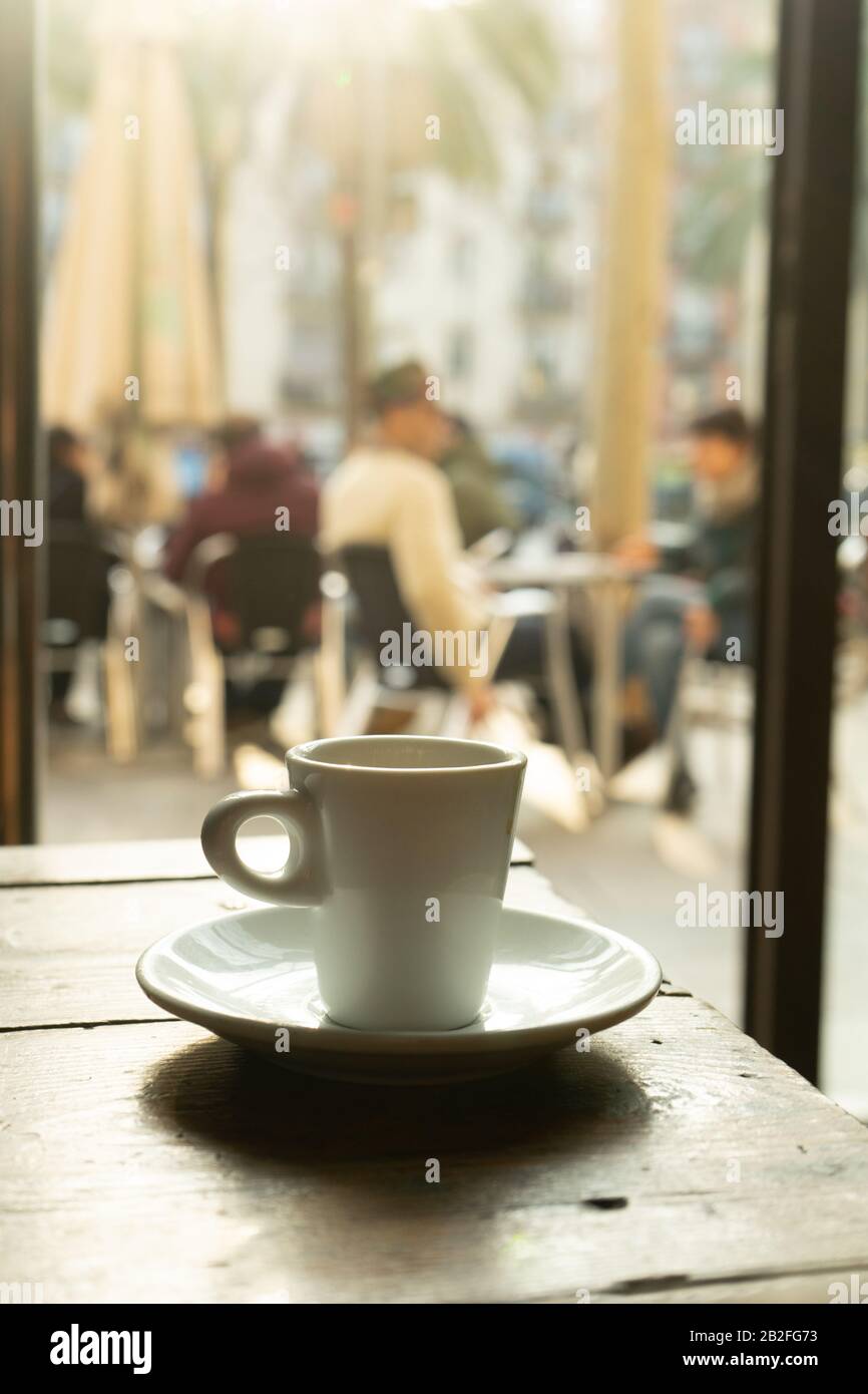Tasse Kaffee in einem schönen Hipster-Café. Weich fokussiertes Bild. Tasse Espresso auf dem alten Tisch der Cafeteria. Stockfoto