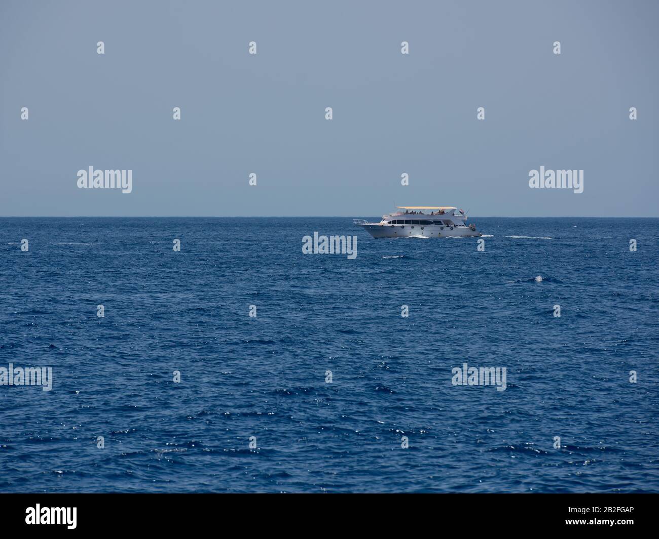 Schnellboot im tropischen Meer. Stockfoto