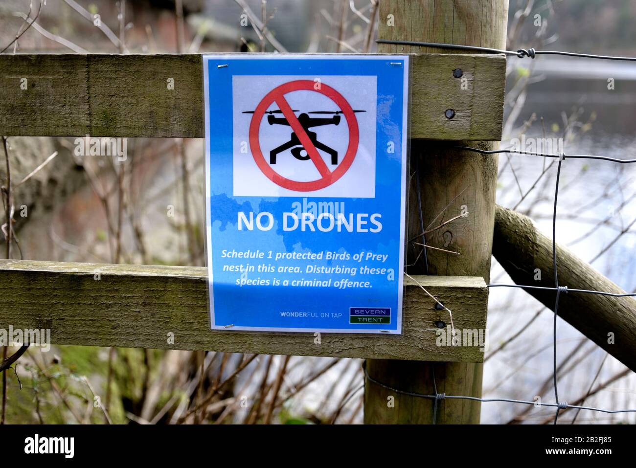 Keine Drohnen, Beschränkungszeichen, Derwent Reservoir, Upper derwent Valley, Derbshire Peak District, England, Großbritannien Stockfoto