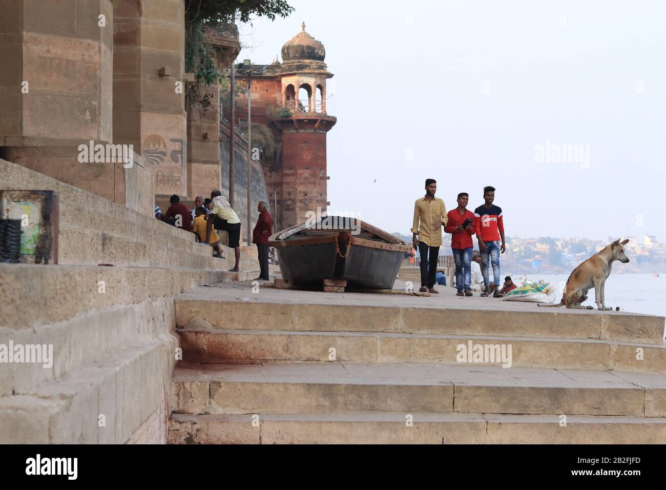 Aktivitäten der Menschen am Ufer des Ganga River in Varanasi Stockfoto