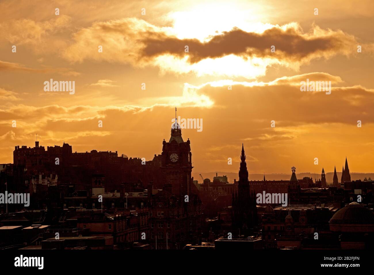 Edinburgh, Schottland, Großbritannien. Der farbenfrohe Sonnenuntergang vom Calton Hill aus sorgt für einen angenehmen Blick auf die Stadt. Stockfoto