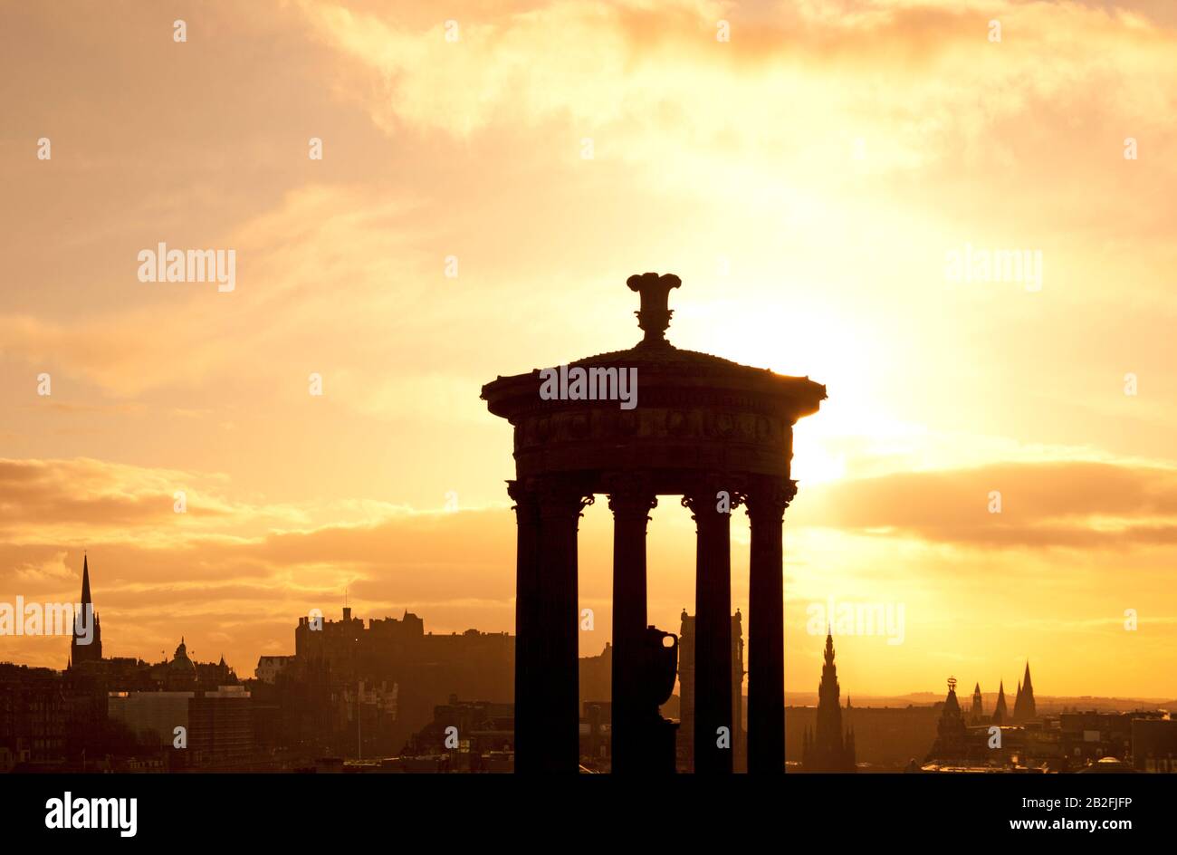 Edinburgh, Schottland, Großbritannien. Der farbenfrohe Sonnenuntergang vom Calton Hill aus sorgt für einen angenehmen Blick auf die Stadt. Stockfoto