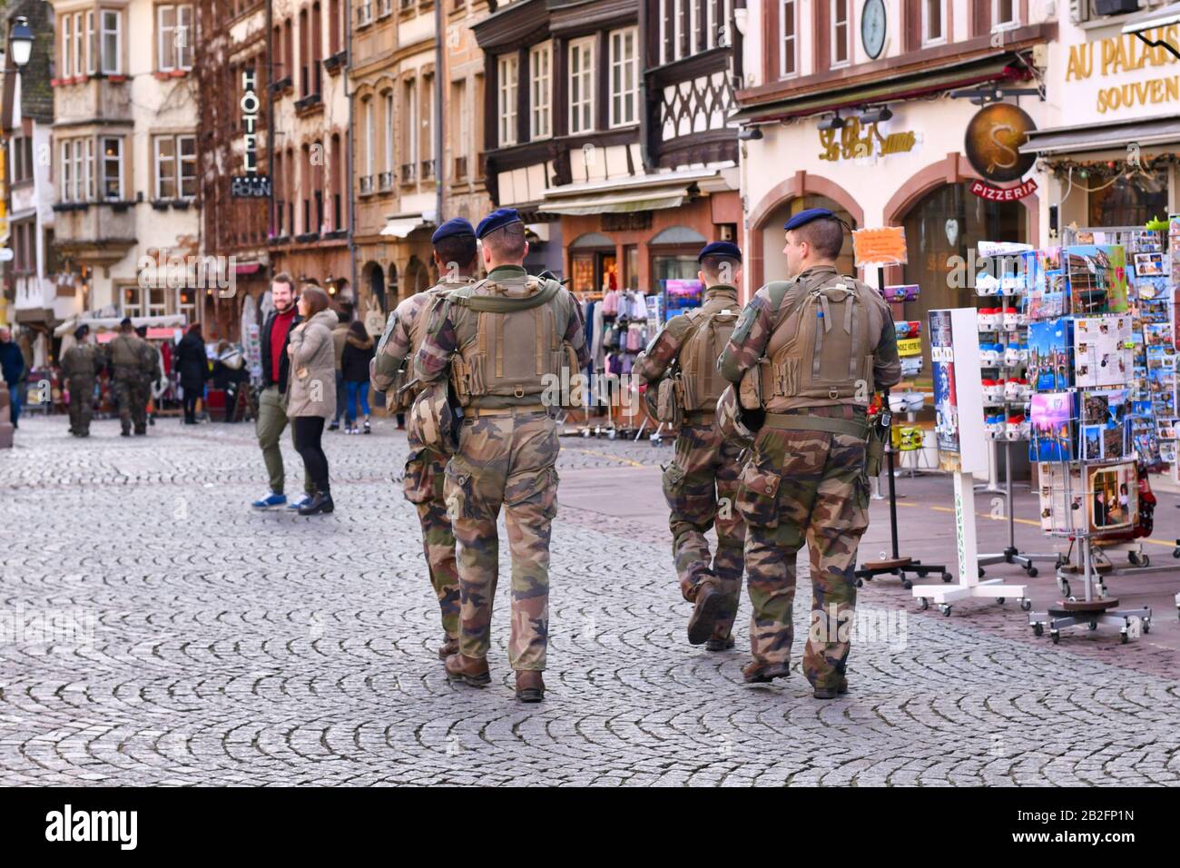 Straßburg, Frankreich - Februar 2020: Soldaten der französischen Sicherheitskräfte in Tarnkleidung patrosen in der historischen Innenstadt von Straßburg Stockfoto