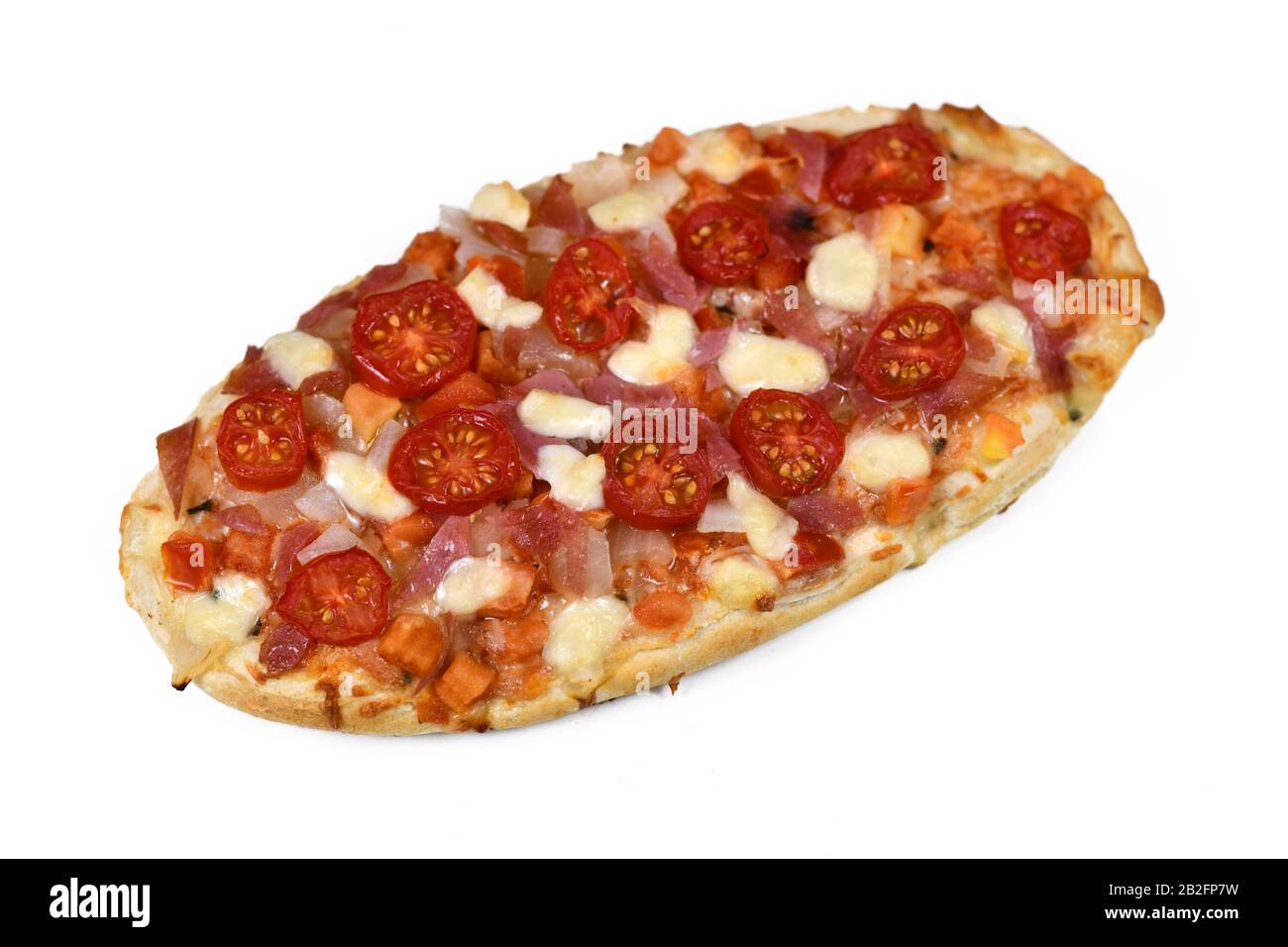 Hausgemachte, ovale Pizzen mit Mozzarella-Käse, Tomaten und Salami-Wurst isoliert auf weißem Hintergrund Stockfoto