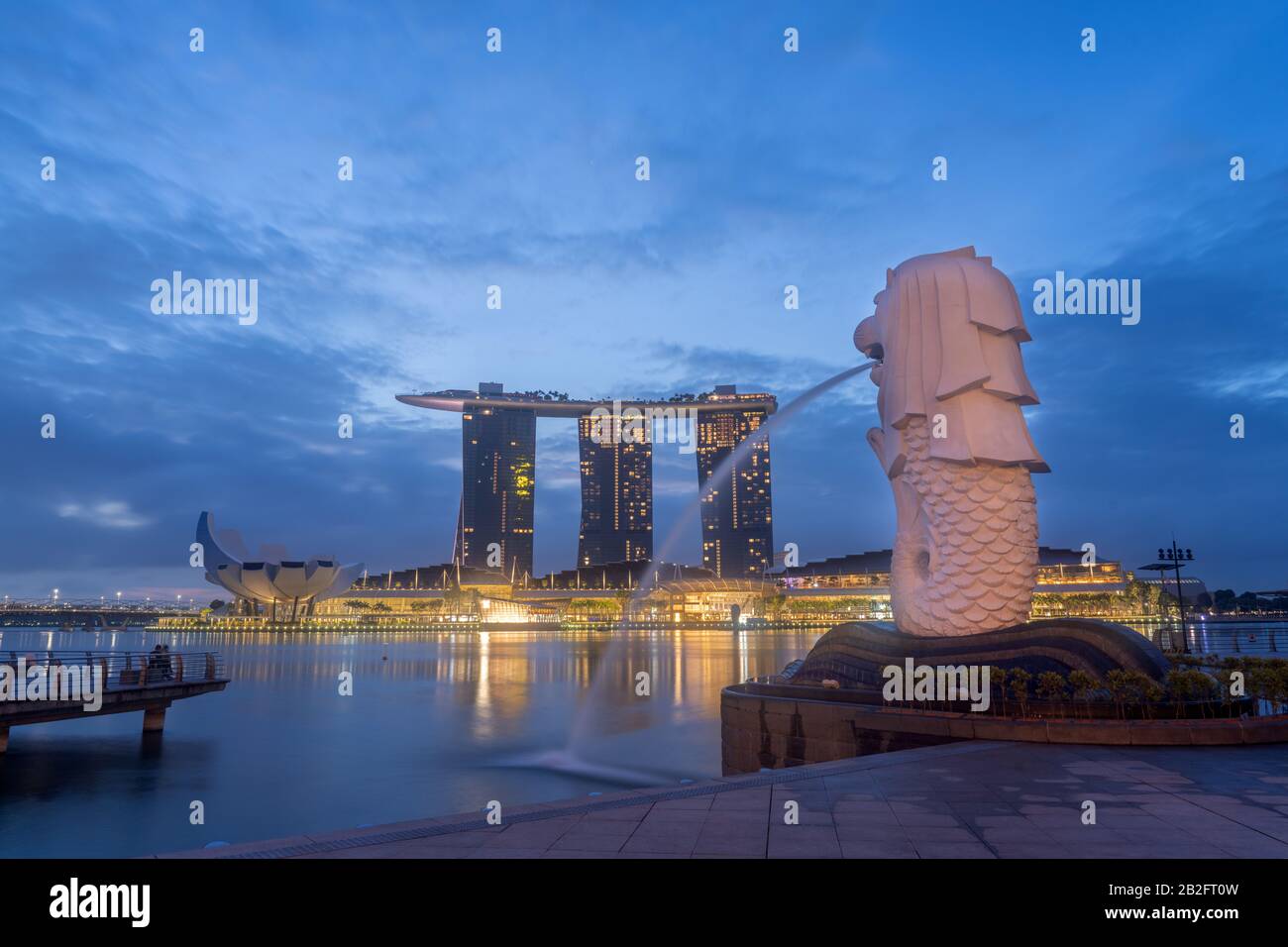 Singapur STADT SINGAPUR: 13. Februar 2020: Singapur Merlion Park im Stadtzentrum von Singapur Geschäftsviertel bei Sonnenaufgang Stockfoto