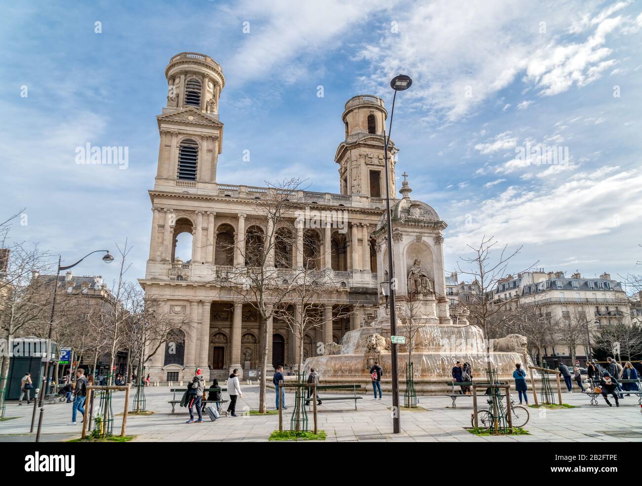 Kirche von Saint Sulpice mit Springbrunnen, Paris, Frankreich Stockfoto