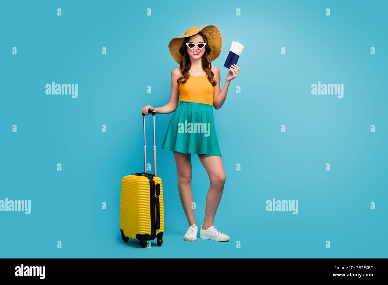 Großes Foto von hübschen Reisenden mit Reisepass Tickets Rolling Koffer Registrierung Flughafen Flugzeug Flug tragen Sonnenschein kurz Sommerkleid Stockfoto