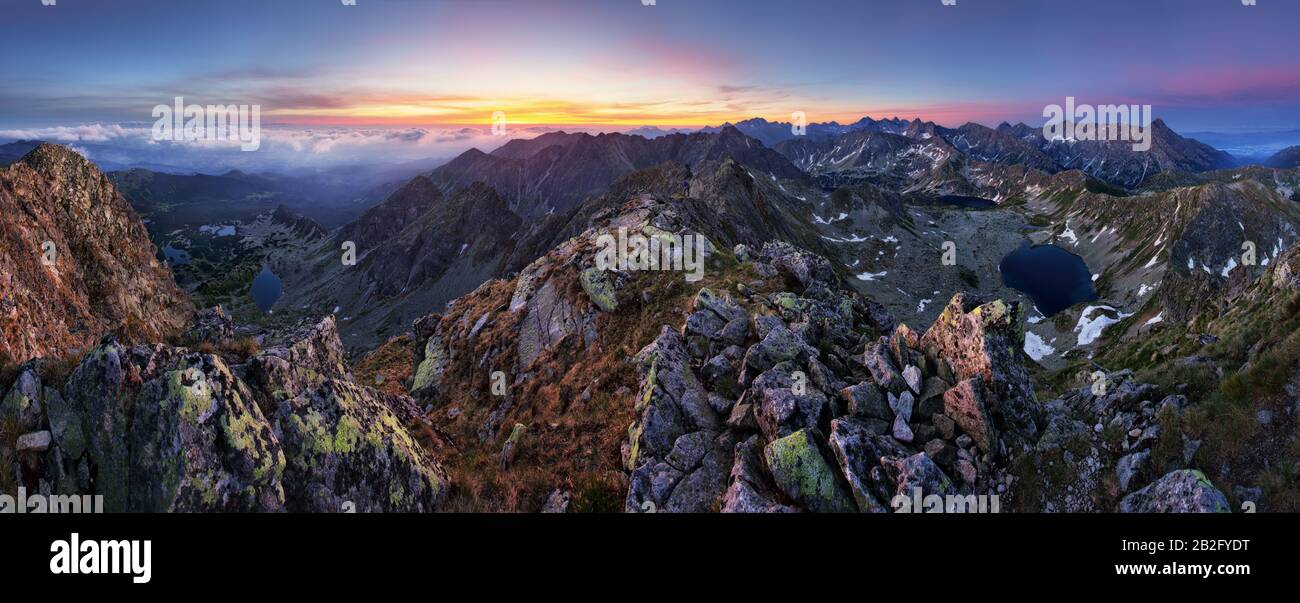 Panorama der Bergwelt in Tatra bei Sonnenaufgang Stockfoto