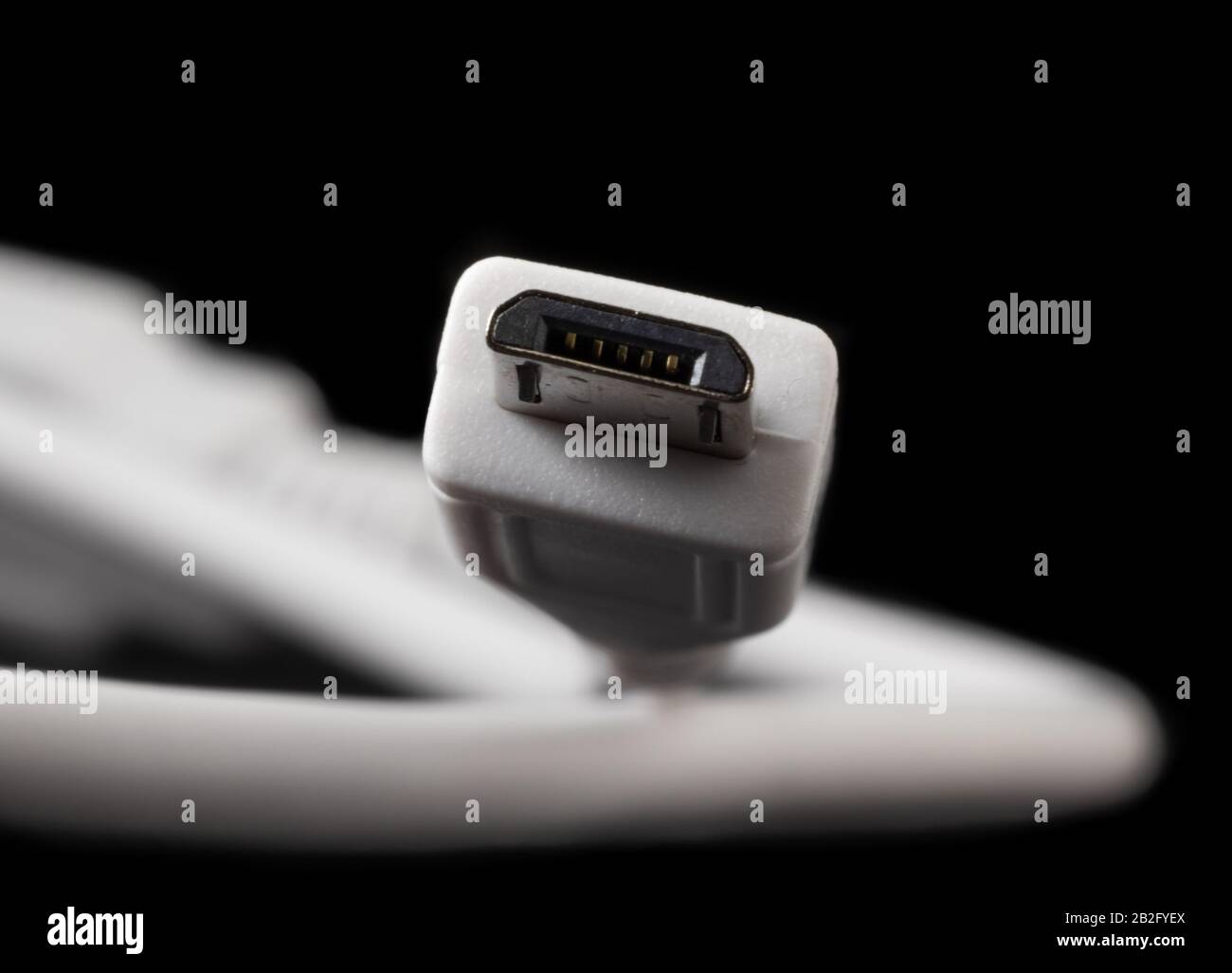 Micro-USB-Stecker Typ B oder USB-B und weißes Kabel Nahaufnahme. Stockfoto
