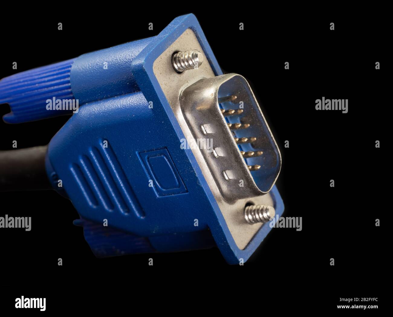VGA-Stecker für Bildschirme und Videoübertragung. Blauer Standardstecker mit isolierten Schrauben. Stockfoto