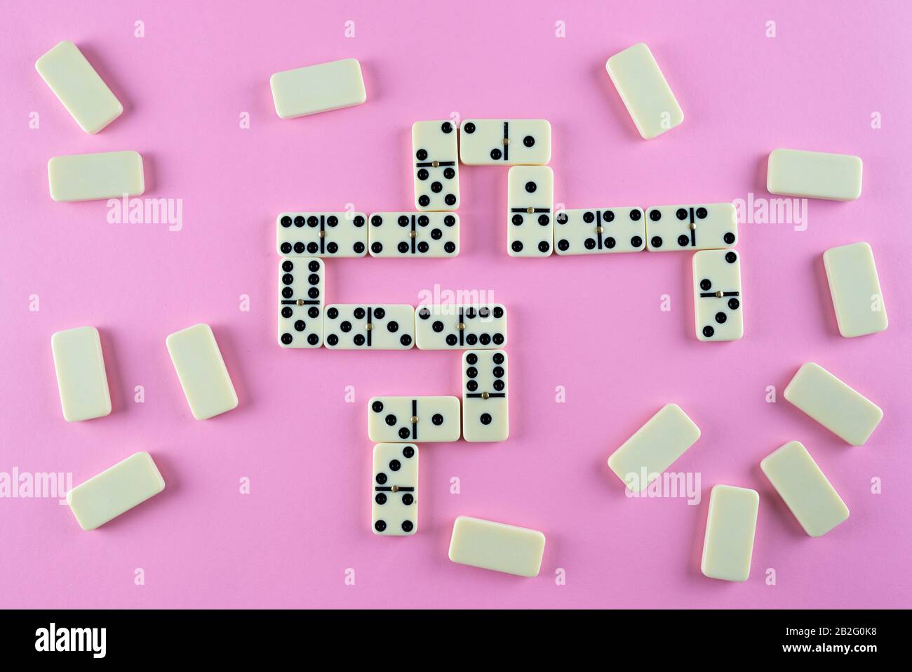 Draufsicht auf Domino-Kacheln auf pinkfarbenem Hintergrund Stockfoto