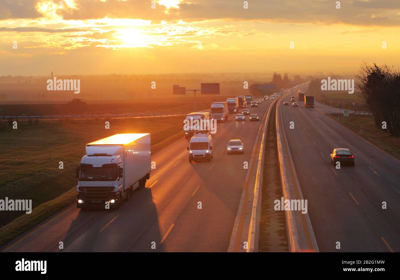 Autobahn-Transport mit PKW und LKW Stockfoto