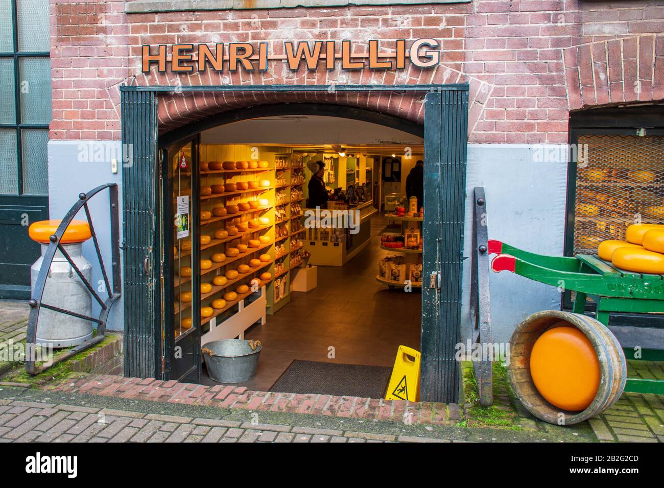 Holländischer Käse, Käseräder auf den Holzregalen im Amsterdamer Laden oder Laden, Niederlande Stockfoto