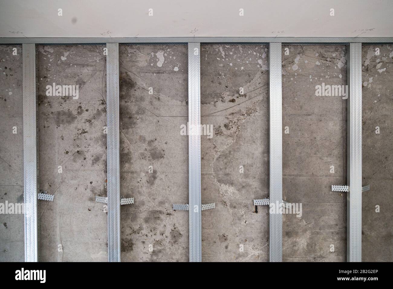 Aufbau einer abgehängten Deckenkonstruktion vor der Installation von Gipskartonplatten im Inneren Stockfoto