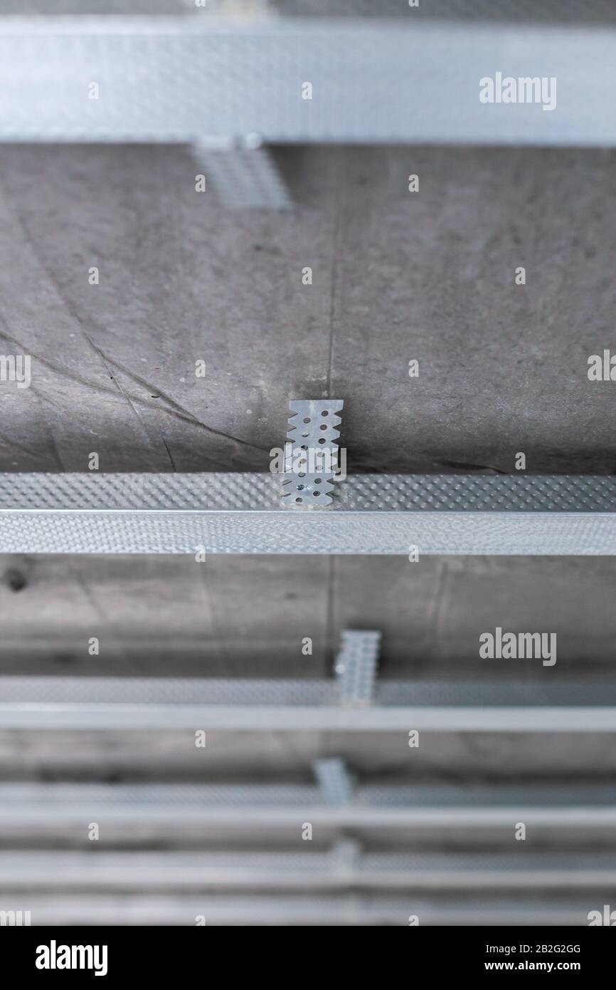 Schließen Sie die abgehängte Deckenkonstruktion, bevor Sie Gipskartonplatten installieren Stockfoto