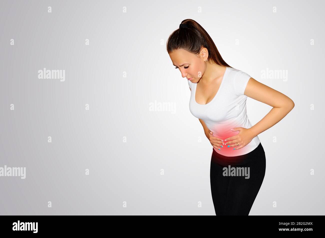 Bauchschmerzen. Eine junge Frau leidet unter Schmerzen im Bauch. Das Problem der Verdauung. Das Problem der Gesundheit der Frauen, das Konzept der Menstruation Stockfoto
