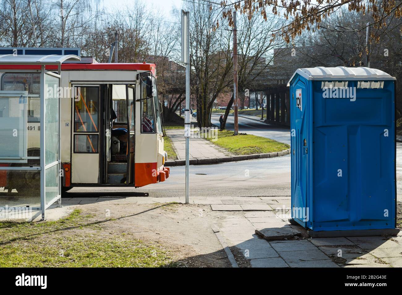 Ein Trolleybus parkte in der Nähe des öffentlichen Verkehrsbahnhofs neben der öffentlichen toilette Stockfoto