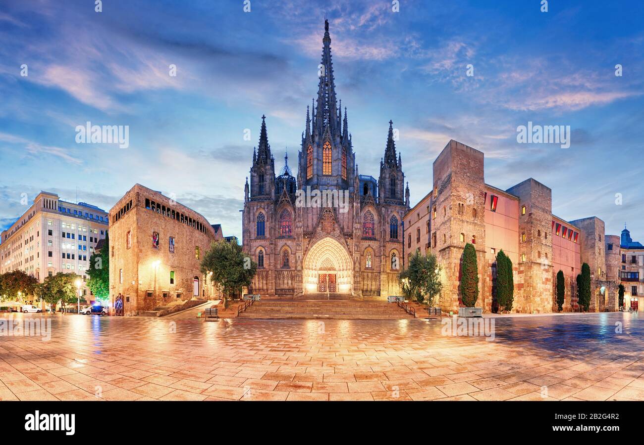 Panorama der Kathedrale des Heiligen Kreuzes und Santa Eulalia im Morgen, Barri Gothic Quarter, Barcelona, Katalonien Stockfoto