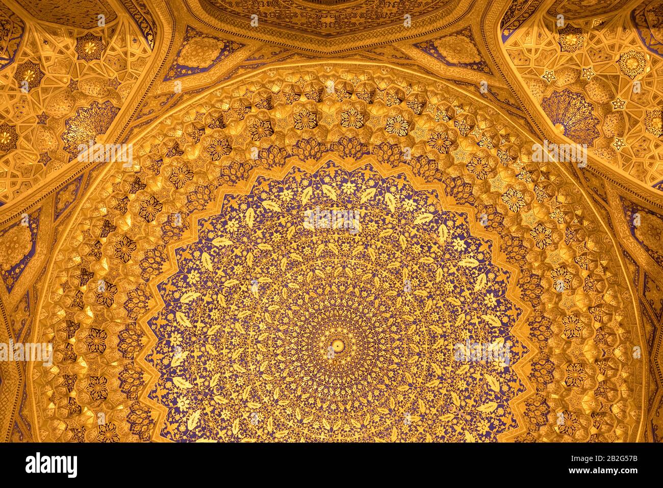 Detail der goldenen Mosaikkuppel, er Moschee-Innenraum in Tilya Kori Madrasah in Samarkand, Usbekistan Stockfoto