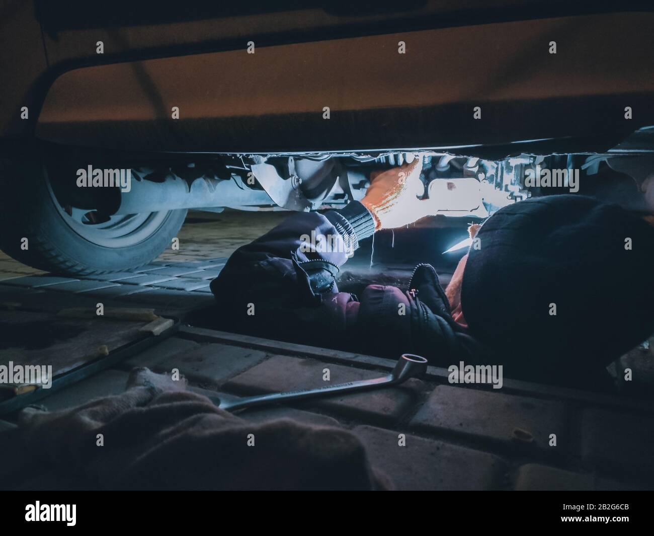 Mann repariert sein Auto. Reparieren eines Autos Stockfoto