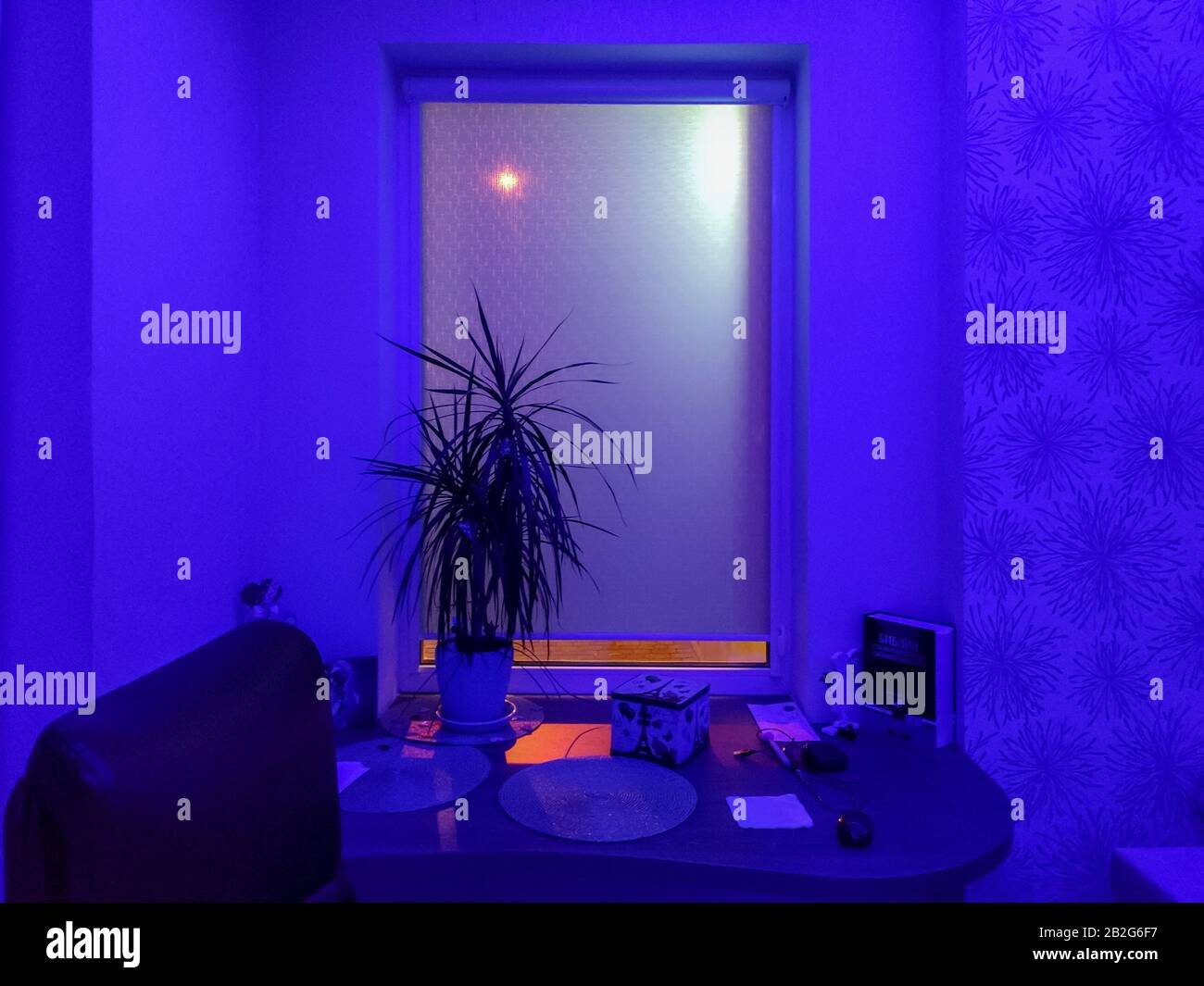 Rauminnenraum in blauem Licht. Arbeitsplatz zu Hause Stockfoto