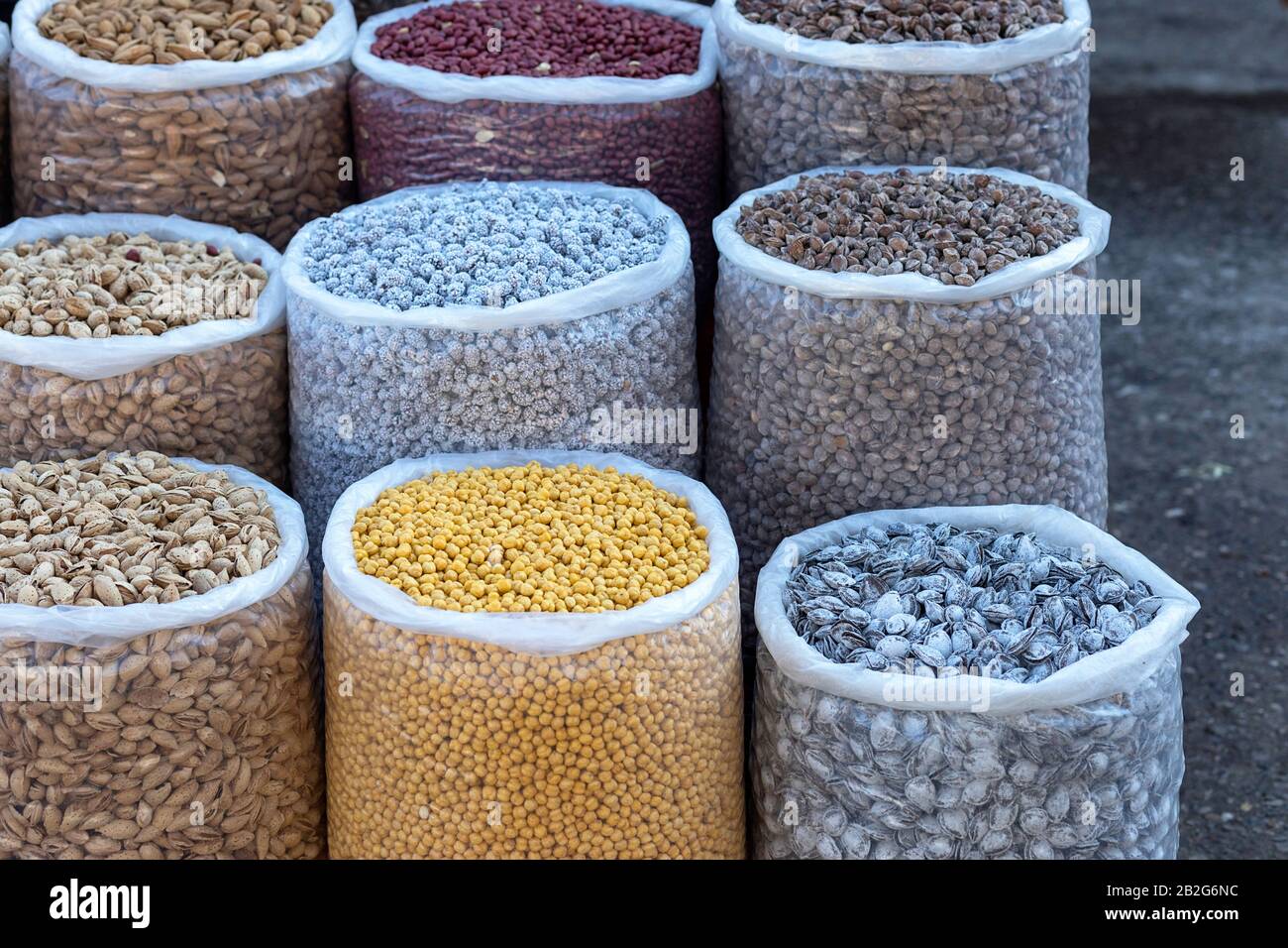 Nüsse in Großbeuteln zum Verkauf auf dem Marktstand in Basar, Usbekistan, Zentralasien Stockfoto