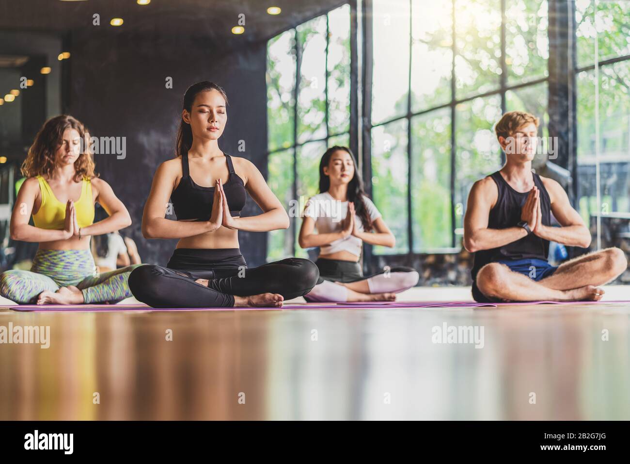 "Gruppe der Vielfalt, die Yoga-Klasse, gesunde oder Meditationsübung, Dehnung in nach oben gerichteter Hundeübung, tragen von Sportbekleidung BH und Hose, Stockfoto