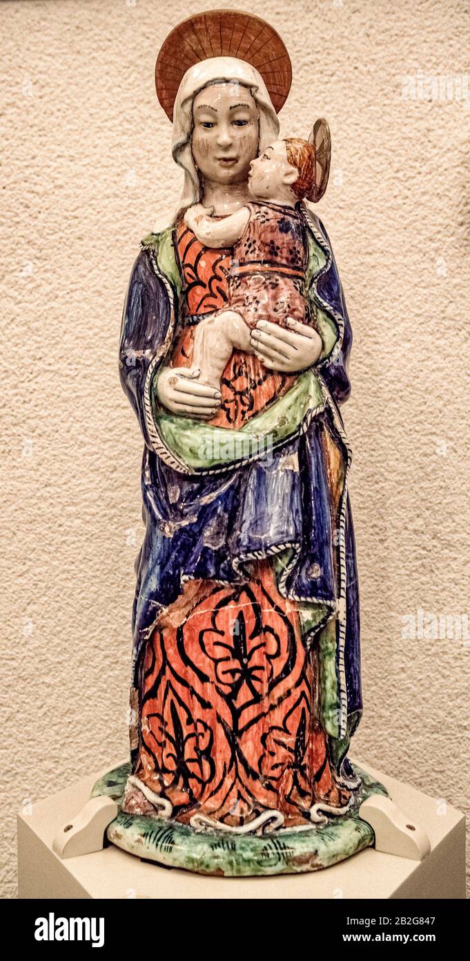 Italien Marken Pesaro - Bürgermuseum - Kunstgalerie - Madonna und Kind Pesaro 1480 Majolika Stockfoto