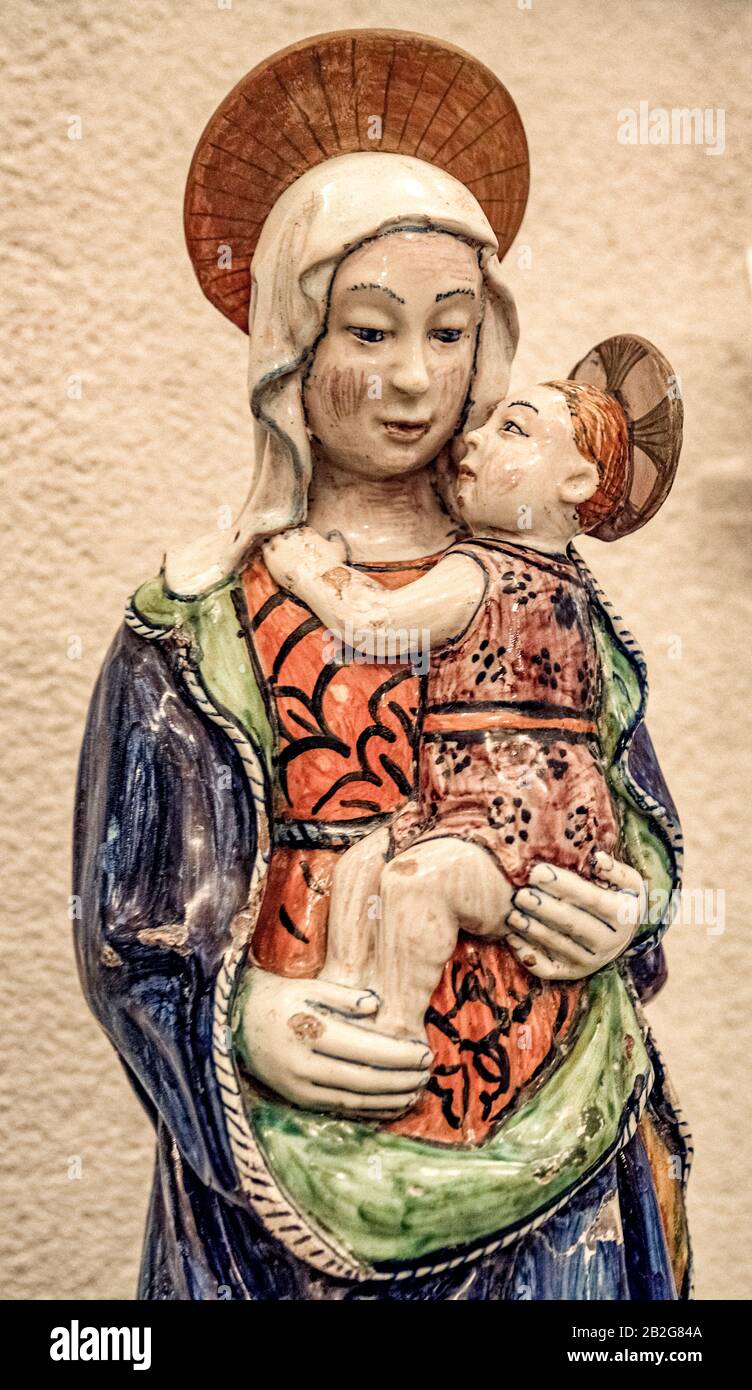 Italien Marken Pesaro - Bürgermuseum - Kunstgalerie - Madonna und Kind Pesaro 1480 Majolika Stockfoto