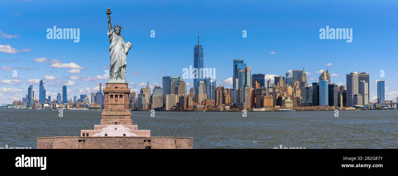 Die Freiheitsstatue über der Panoramaszene des New Yorker Stadtbildes Flussseite, die sich in Lower manhattan, United State of America, USA, Archit befindet Stockfoto