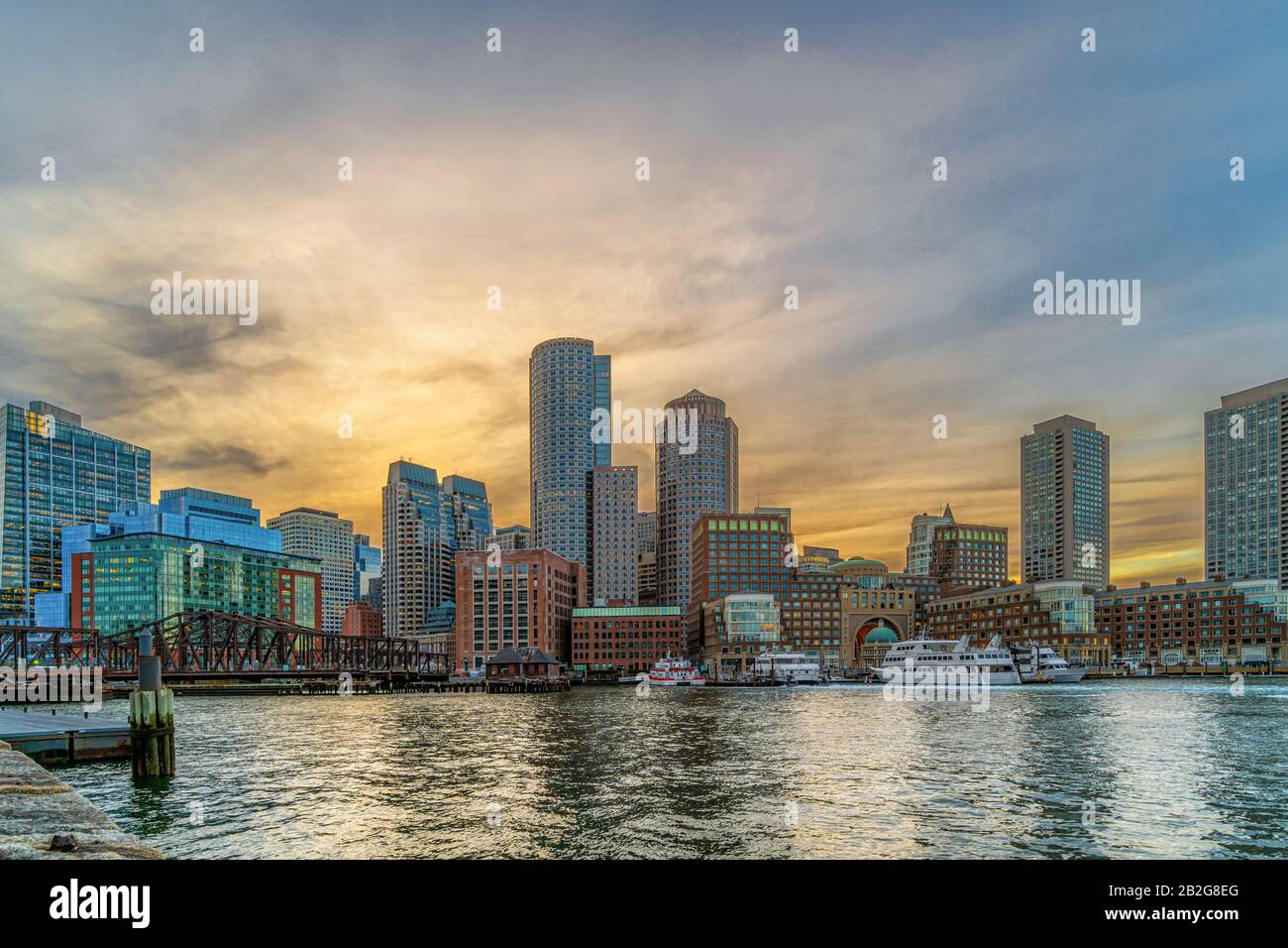 Skyline von Boston von Fan Pier in der fantastischen Dämmerung mit glattem Wasserfluss, Massachusetts, USA Wolkenkratzer im Stadtzentrum, Vereinigte Staaten von Amerika Stockfoto