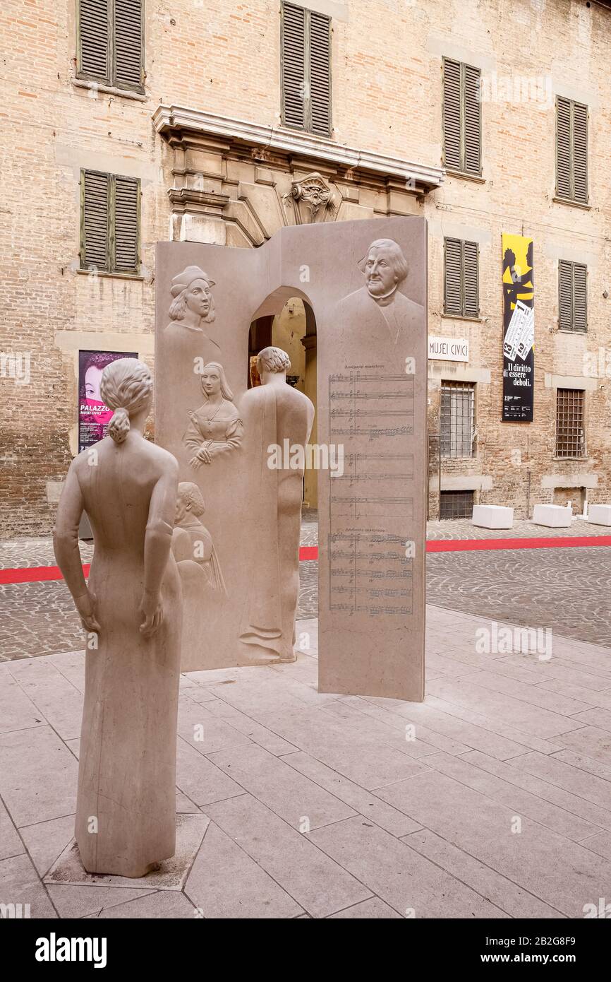 Italien Marken Pesaro Piazza Mosca - Äußeres des Palazzo Mosca - "Scultura della Memoria" ( SClpture of Memory ) von Giuliano Vangi Stockfoto