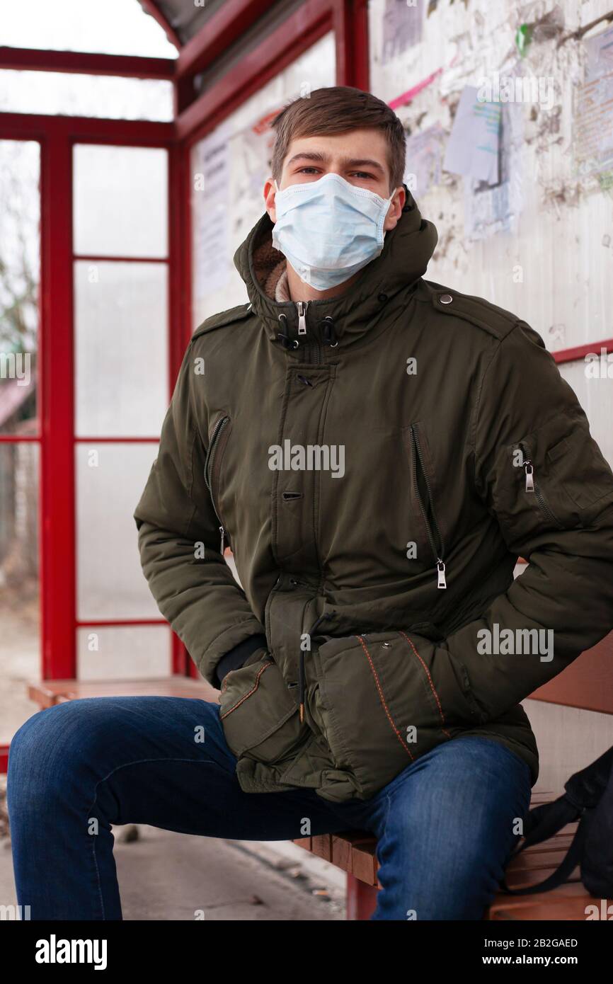 Kranker Mann in einem Busbahnhof. Schutz vor dem chinesischen Virus an öffentlichen Orten. Virusausbruch Covid-2019 Pandemie-Coronavirus in Russland, Ukraine. Stockfoto