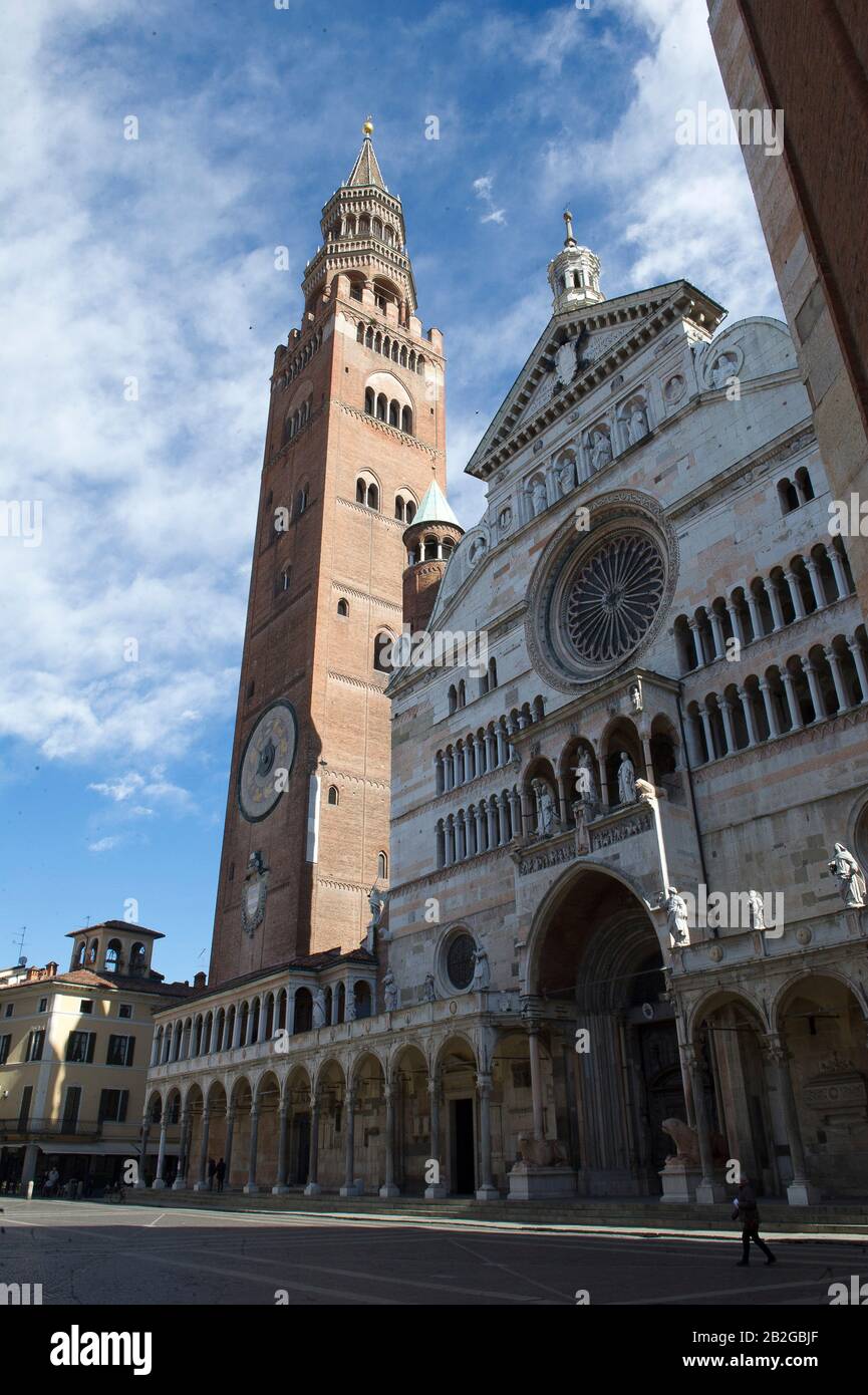 Europa, Italien, Lombardia, Cremona, der Dom di Cremona oder die Kathedrale. Die Kathedrale von Cremona stammt aus dem frühen 12. Jahrhundert und verfügt über einen Baustil der Gotik, Renaissance und des Barock. Der Kirchturm ist der berühmte Torrazzo, das Symbol der Stadt und der höchste vormoderne Turm Italiens. Stockfoto