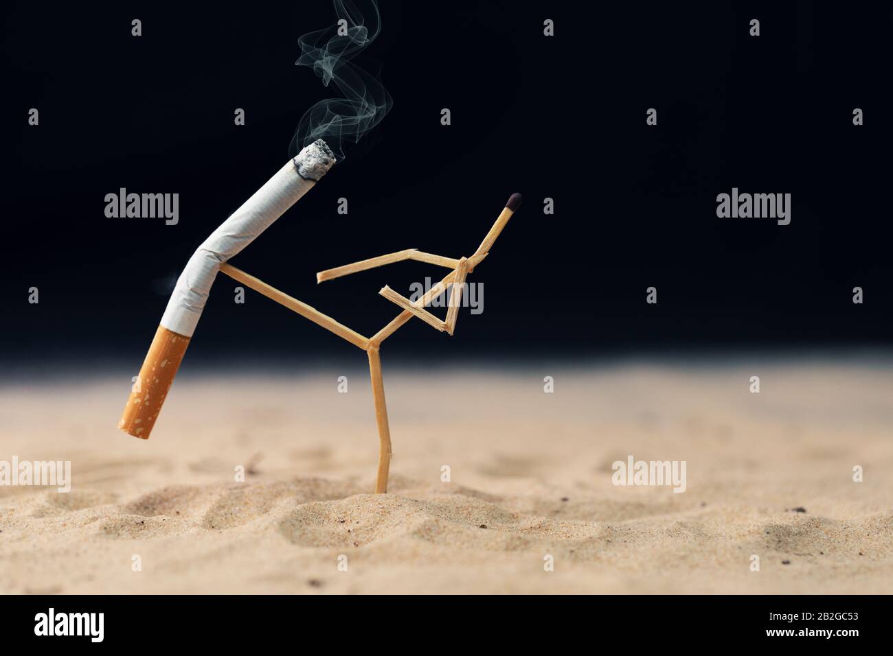 Beenden Sie das Rauchkonzept - Spielmann kick eine Zigarette ab Stockfoto