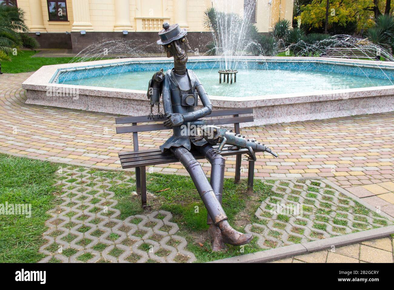 Russland, Sotschi, Oktober 2019: Metallskulptur von Akop Khalafyan als Fotograf bezeichnet. Stockfoto