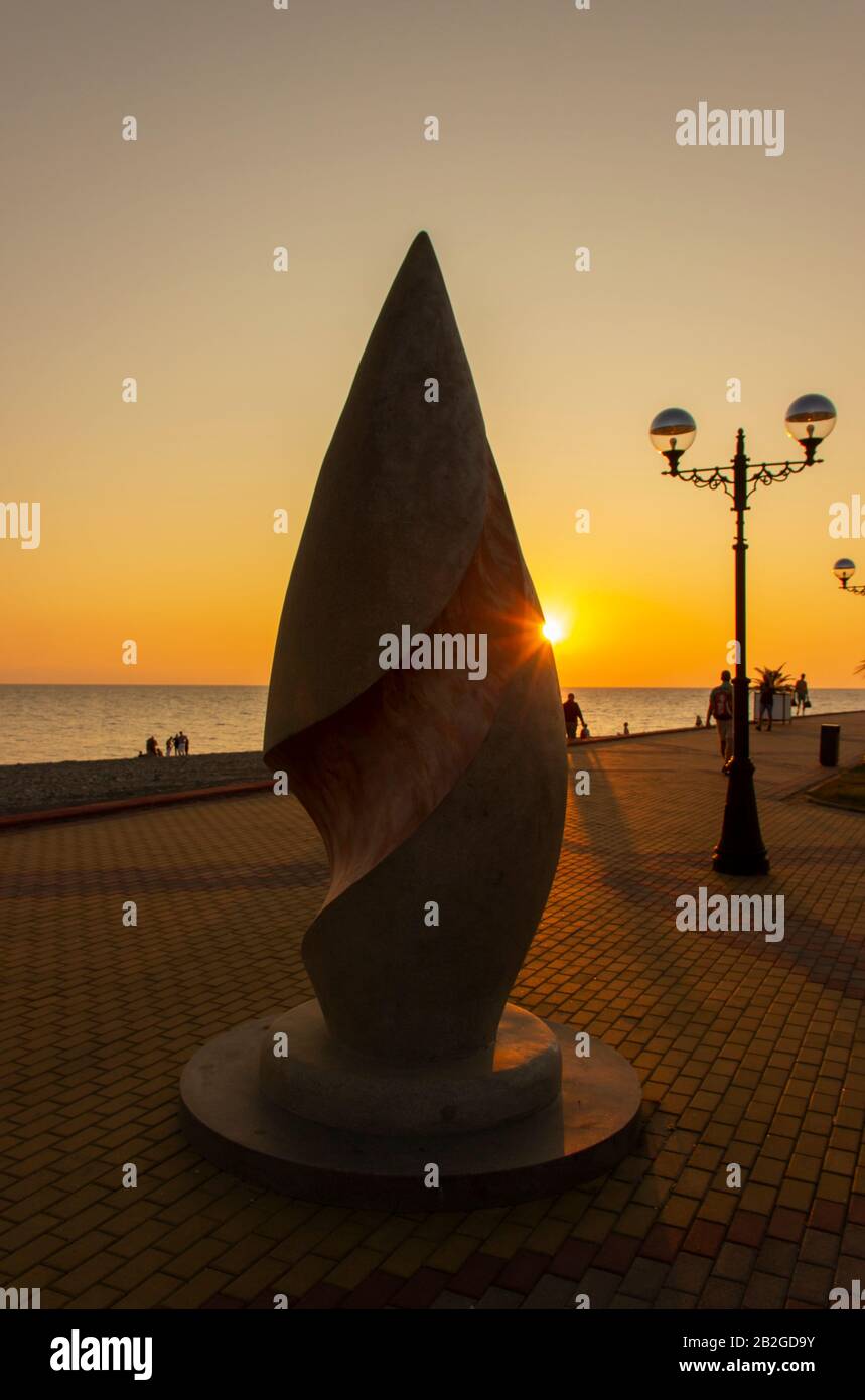 Russland, Sotschi, Oktober 2019: Imeretinskaja Embankment, ein großartiger Ort zum Entspannen am Strand. Stockfoto