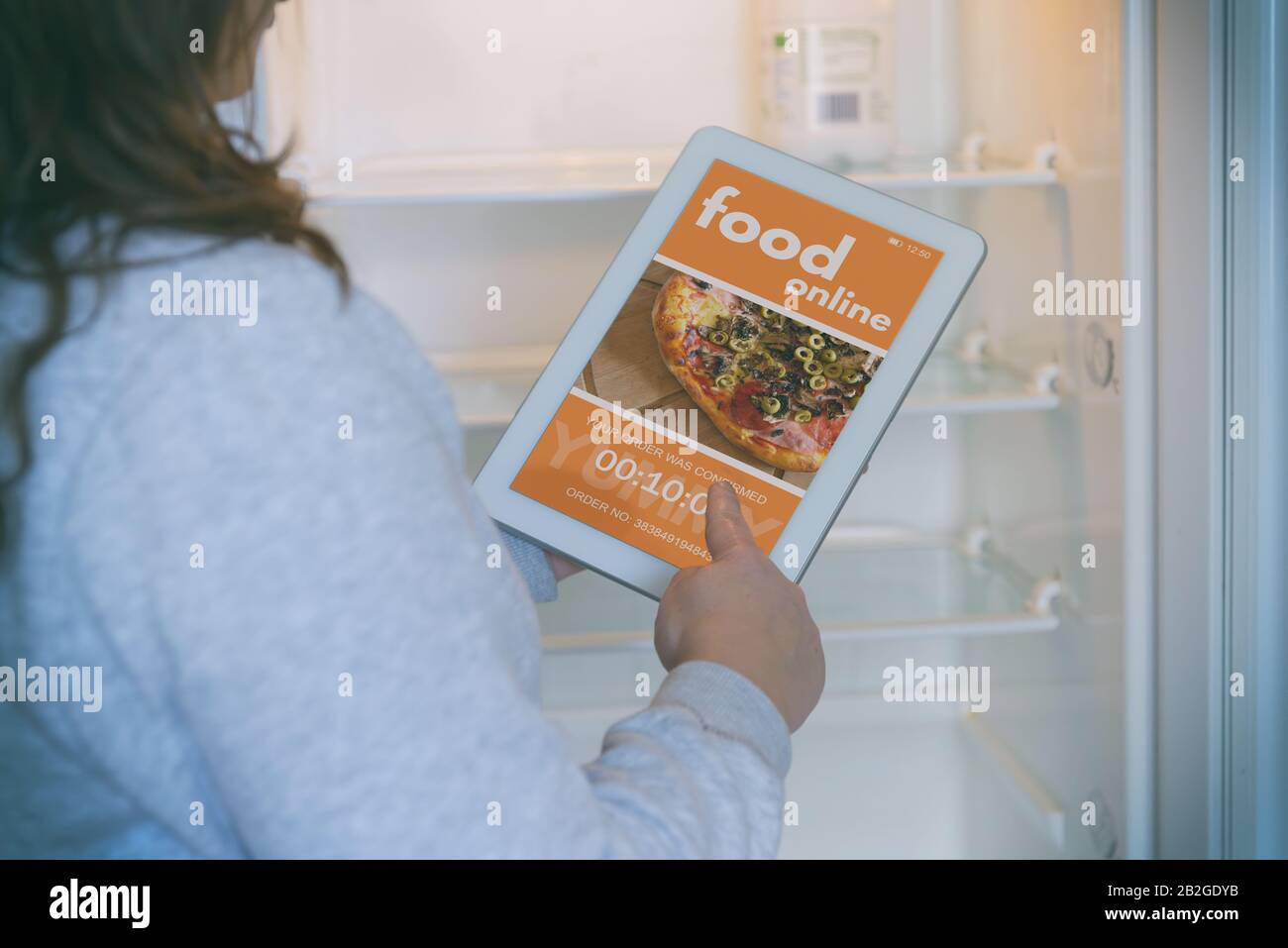 Bestellen Sie Lebensmittel online mit Tablet zu Hause Stockfoto